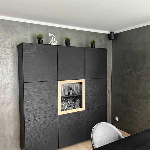 Glitzernde Wandbeschichtung in einem Esszimmer